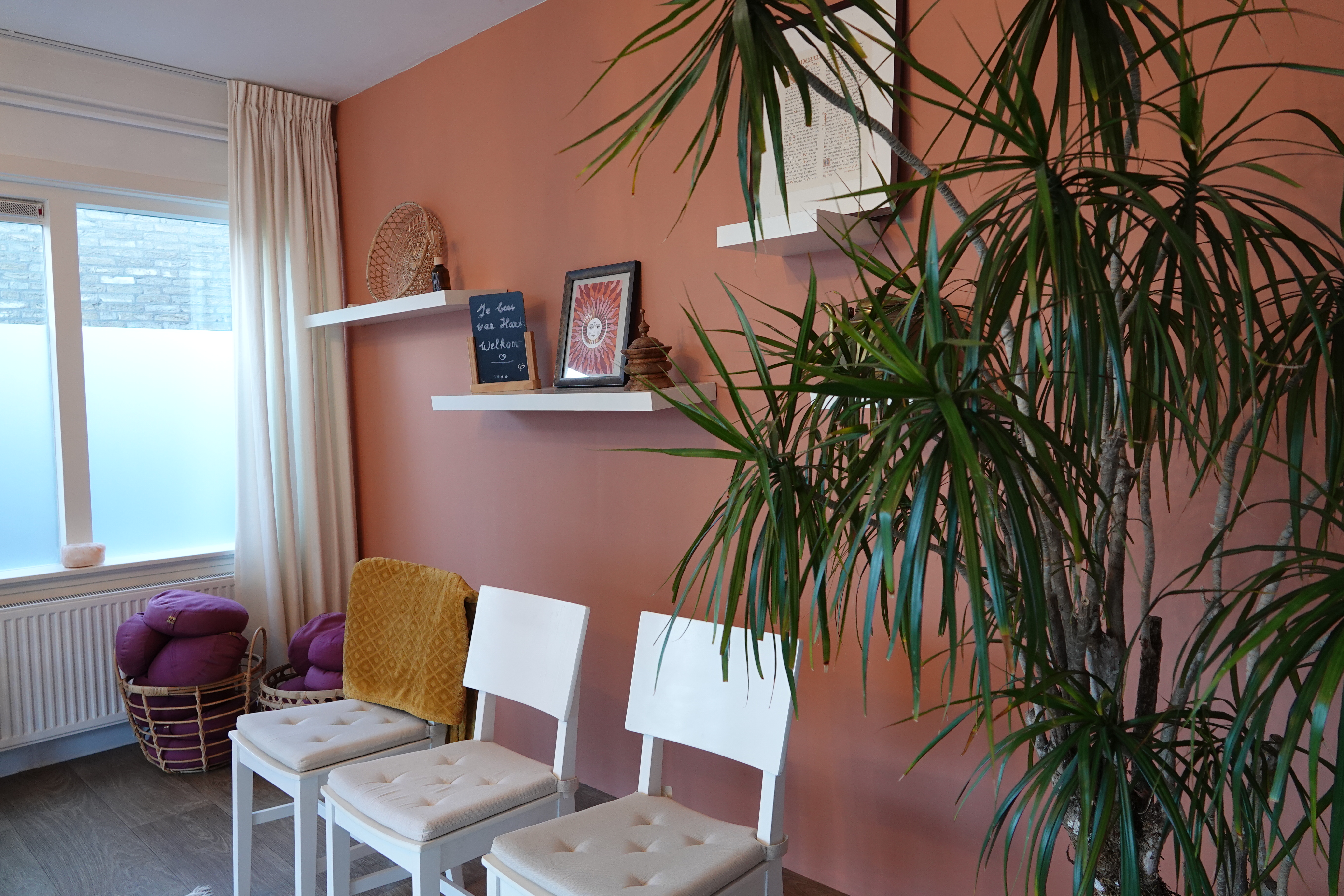 Gezellige en rustige groepsruimte bij Het MassagePunt, ideaal voor workshops en trainingen.